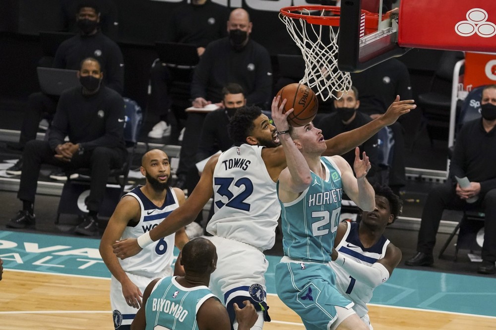 黄蜂击败森林狼，取得三连胜的简单介绍