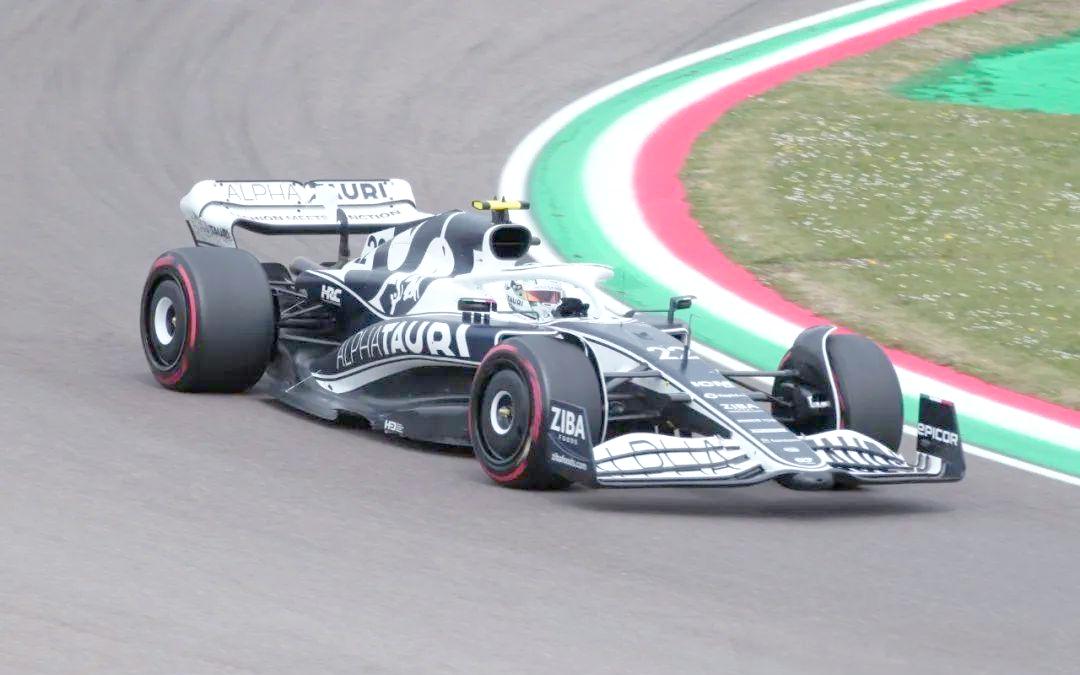 红牛车队轻取红牛二队，塞恩斯点燃赛场