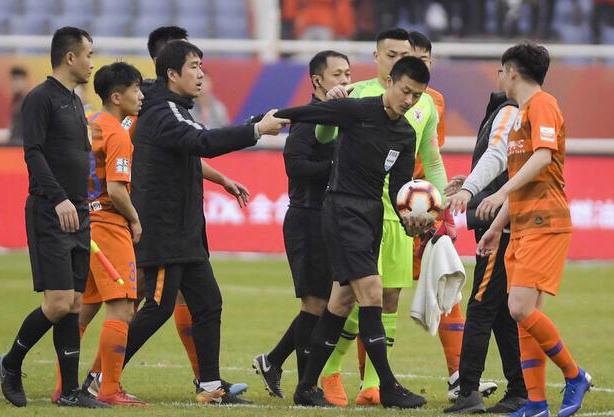 利用转会期增强实力备战后续比赛