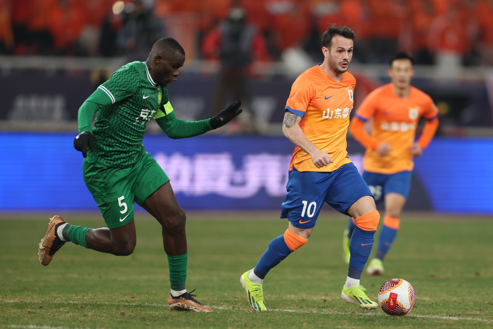 北京国安客场击败山东鲁能，提升排名