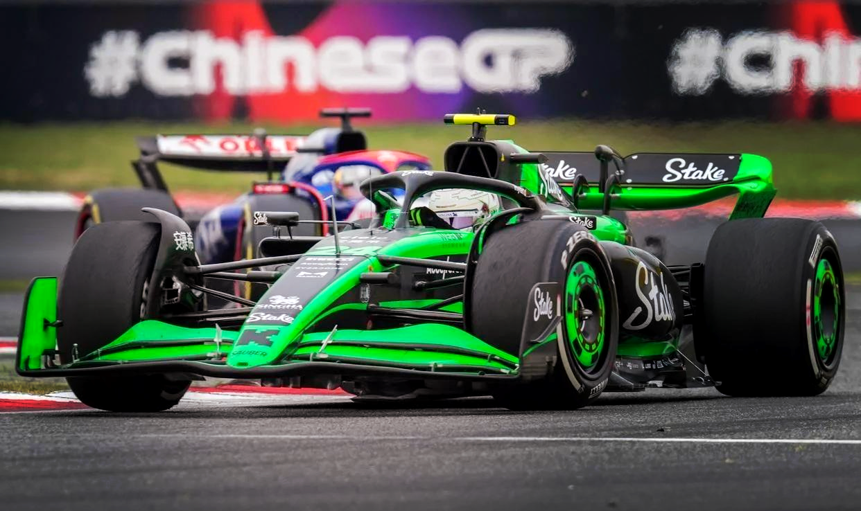 梅赛德斯鏖战索伯车队，皮亚斯特里高光表现