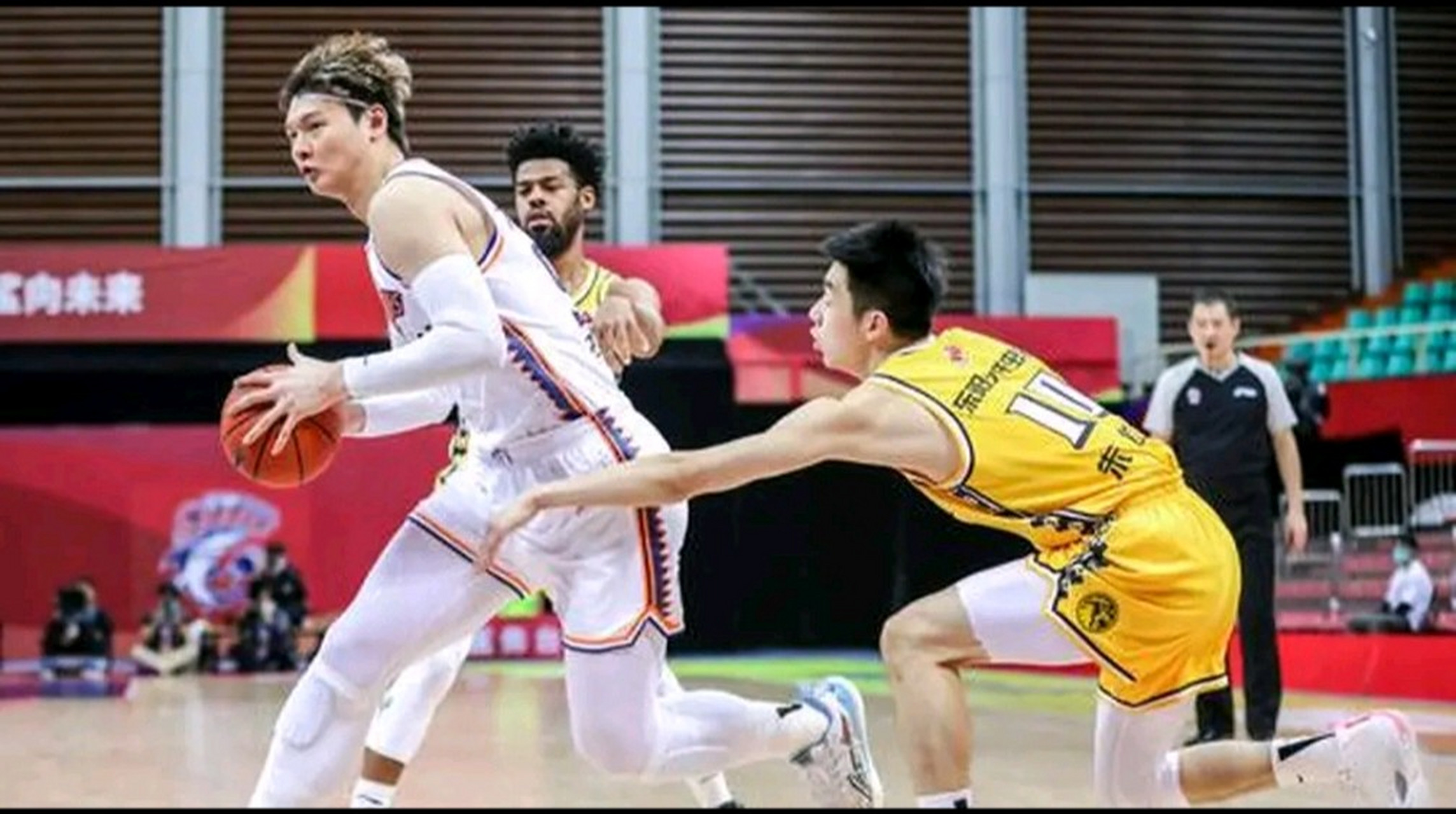 鹈鹕翻盘福建队，王哲林状态火热